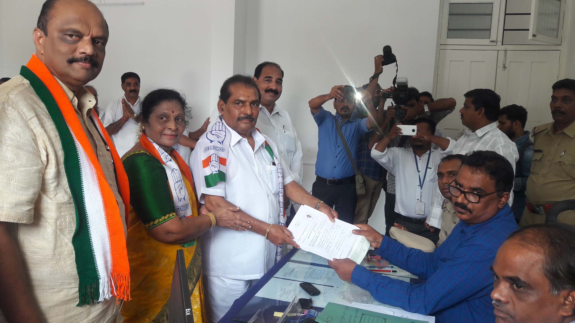 ಬೆಳ್ತಂಗಡಿ: ಕಾಂಗ್ರೆಸ್ ಅಭ್ಯರ್ಥಿ ವಸಂತ ಬಂಗೇರ ನಾಮಪತ್ರ ಸಲ್ಲಿಕೆ